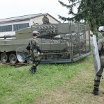 Schwenkflügelgitter auf dem Kampfpanzer Leopard 2 A4. Die Vorrichtung ist eine Eigenentwicklung des Bundesheeres zum schnellen Absperren von Straßen und für den Einsatz gegen gewalttätige Demonstranten © PzBrig15 Schwenkflügelgitter auf dem Kampfpanzer Leopard 2 A4