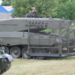 Schwenkflügelgitter auf dem Kampfpanzer Leopard 2 A4 zur Crowd and Riot Control (CRC) © PzBrig15 Schwenkflügelgitter auf dem Kampfpanzer Leopard 2 A4