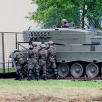 Das Schwenkflügelgitter wird von den Soldaten in CRC Ausrüstung ausgeklappt © PzBrig15 Crowd and Riot Control (CRC)