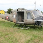 Vorführungs-Szenario: Dieser ausgemusterte Agusta-Bell AB-204 simuliert einen abgestürtzten Hubschrauber. Die verletzte Besatzung soll aus der Gefahrenzone evakuiert werden © PzBrig15 Agusta-Bell AB-204