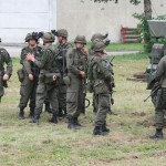 Die in der Vorführung eingesetzten Soldaten sind mit dem BT-46 Duell-Simulationssystem von Saab Training Systems und mit Lucie Nachtsichtbrillen ausgerüstet © PzBrig15 BT-46 Duell-Simulationssystem von Saab Training Systems und Lucie Nachtsichtbrille