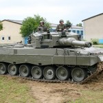 Kampfpanzer Leopard 2 A4. Das Duell-Simulationssystem BT-46 von Saab Training Systems ist gut zu erkennen. Im Lauf der Sender, über dem Rohr der Raucherzeuger zur Simulation des Mündungsrauchs und an den Turmecken die Empfänger © PzBrig15 Kampfpanzer Leopard 2 A4