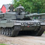 Im Ortskampf wäre der Oberkörper des MG-Schützen völlig ungeschützt. Daher hat man dieses MG-Schild für das Turmdach-MG entwickelt © PzBrig15 MG-Schild auf Kampfpanzer Leopard 2 A4