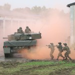 Die Kampfpanzer rücken weiter vor. Die Infanterie folgt dahinter © PzBrig15 Kampfpanzer Leopard 2 A4