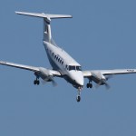 051 - Raytheon B200 King Air (ZK452) des King Air Display Teams der Royal Air Force bei einem Sarajevo Approach (Landung aus einer Art Sturzflug, um vor Heckenschützen sicher zu sein) Raytheon B200 King Air (ZK452) der Royal Air Force