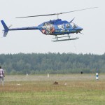 Jedes Manöver wird von den Schiedsrichtern genau beobachtet Bell OH-58B Kiowa (3C-OK)