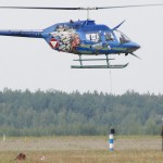 Das Abstellen des Wassereimers - hier ist höchste Konzentration gefragt Bell OH-58B Kiowa (3C-OK)