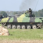 033 - Auch die Schützenpanzer BMP-2 (BVP-2) rücken in das Lager vor Schützenpanzer BMP-2 (BVP-2)