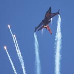 104 - Die Lockheed Martin F-16 MLU Fighting Falcon des Demo Teams entzündet ein richtiges Feuerwerk Lockheed Martin F-16 MLU Fighting Falcon