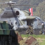 077 - Die Gefangenen werden zurück zur Mil Mi 171(Sh) gebracht Mil Mi 171(Sh) Hip der tschechischen Luftstreitkräfte (9904)