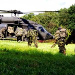 Scharfschützen des Jägerbataillons Niederösterreich eilen zu ihrem Hubschrauber © JgB NÖ Scharfschütze des Jägerbataillons Niederösterreich