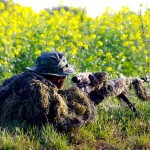 Scharfschütze in Stellung. Die Ghillie-Tarnanzüge werden oft von den Milizsoldaten selbst angefertigt © JgB NÖ Scharfschütze des Jägerbataillons Niederösterreich