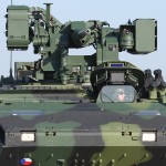 121 - Dieses Fahrzeug ist mit einer 30 mm Maschinenkanone, einem koaxialen 7,62 mm MG und 2 startbereiten SPIKE LR Lenkwaffen (rechte Box) bewaffnet. Der fernsteuerbare und stabilisierte Turm RCWS-30 von Rafael ist zudem mit modernster Sensorik und Feuerleitsystem ausgestattet Remote Control Weapon System RCWS-30 von Rafael