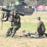 045 - Die leichte Fliegerabwehr-Lenkwaffe RBS-70 kann Flugzeuge in 5.800 m Höhe oder 8.000 m Entfernung bekämpfen leichte Fliegerabwehr-Lenkwaffe RBS-70 von Bofors