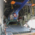... und der Kiowa verschwindet im Laderaum Bell OH-58B Kiowa (3C-OK) beim Lufttransport