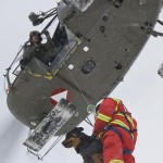 Wettkämpfe wie die Hubschrauber-Meisterschaft in Drakino machen unsere Heerespiloten zu noch besseren Fliegern – und davon haben alle etwas. Hier setzt eine Alouette III keinen Fender oder Wasserkübel ab, sondern einen Flugretter samt Suchhund © Bundesheer Alouette III