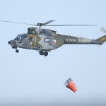 002 - Tschechischer PZL W-3 Sokol mit Bambi Bucket zur Brandbekämpfung PZL W-3 Sokol mit Bambi Bucket zur Brandbekämpfung