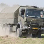 043 - Auch die bekannten Militär-LKWs der tschechischen Firma Tatra gehen mit der Zeit. Dieser Tatra T 810 6x6 bringt einen Fliegerabwehrtrupp auf das Gelände Tatra T 810 6x6