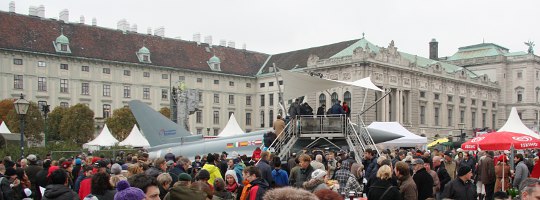 Das Modell des Eurofighters Typhoon am Wiener Heldenplatz