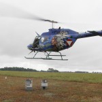 Training für den Slalom-Bewerb. Zuerst muss der Wassereimer gefüllt werden Bell OH-58B Kiowa (3C-OK)