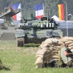 028 - Auch die Kampfpanzer T-72M4 CZ rücken vor. Im Hintergrund sorgt ein 9K35M STRELA-10M für den Schutz vor Angreifern aus der Luft Kampfpanzer T-72M4 CZ und 9K35M STRELA-10M
