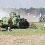 026 - Am Boden rollen Teile der 7. Mechanisierten Brigade heran. Ein Kampfpanzer T-72M4 CZ greift den Schützenpanzer BMP-2 der Rebellen an Schützenpanzer BMP-2 und Kampfpanzer T-72M4 CZ