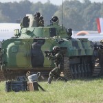 030 - Die Panzergrenadiere rücken zum Schützenpanzer BMP-2 (BVP-2) vor Schützenpanzer BMP-2 (tschechische Bezeichnung: BVP-2)