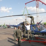 Der Rotor wird mit einem kleinen Kran abgehoben, der selbst auch nach Russland mittransportiert wird. Sämtliche Arbeiten erfolgen autark durch die mitfliegenden Techniker Bell OH-58B Kiowa (3C-OK) beim Lufttransport