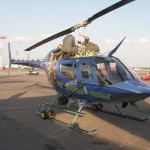 Für den Lufttransport in einer C-130 Hercules müssen am OH-58 der Rotor und Teile des Getriebes entfernt werden Bell OH-58B Kiowa (3C-OK) beim Lufttransport