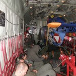 Im 'gemütlichen' Laderaum befinden sich ein Hubschrauber, 7 Mann der Wettkampfteams, 6 Techniker der Fliegerwerft 1 und ein Dolmetscher Bell OH-58B Kiowa (3C-OK) beim Lufttransport