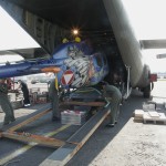 Mit reiner Muskelkraft wird der Kiowa in die Hercules verladen Bell OH-58B Kiowa (3C-OK) beim Lufttransport