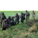 Nach der Luftlandung sammelt sich die Task Force zum gesicherten Marsch Richtung Bauernhof © Weinviertler Luftlandung