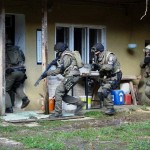 Die Militärpolizei beim Zugriff auf das Wohngebäude © Weinviertler Kommando Militärstreife und Militärpolizei