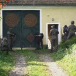 Dem Zugriffsteam gelingen die ersten Festnahmen © Weinviertler Militärpolizei