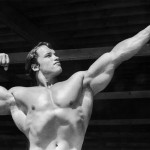 Schon als Grundwehrdiener war Arnold Schwarzenegger erfolgreicher Bodybuilder. Das Bild stammt aus 1966 © Hulton Archive / Getty Images 1966: Der Grundwehrdiener Arnold Schwarzenegger in Bodybuilder-Pose