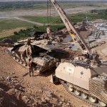 Kanadischer Bergepanzer Büffel serviciert einen Leopard 2A6M CAN in Afghanistan © Canadian Armed Forces Kanadischer Bergepanzer Büffel in Afghanistan