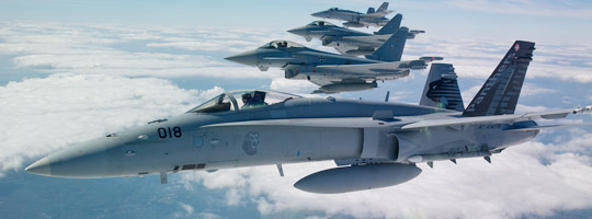 Schweizer F-18 und deutsche Eurofighter Typhoon bei einer gemeinsamen Übung