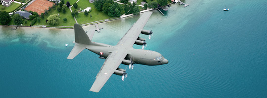 Lockheed Hercules C Mk.1P (C-130K) mit der Kennung 8T-CA überfliegt den Attersee © Gorub / BMLV