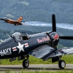 FM1 - Generationen: startende niederländische F-16 und zurück rollende Corsair © Frank Mühlberg