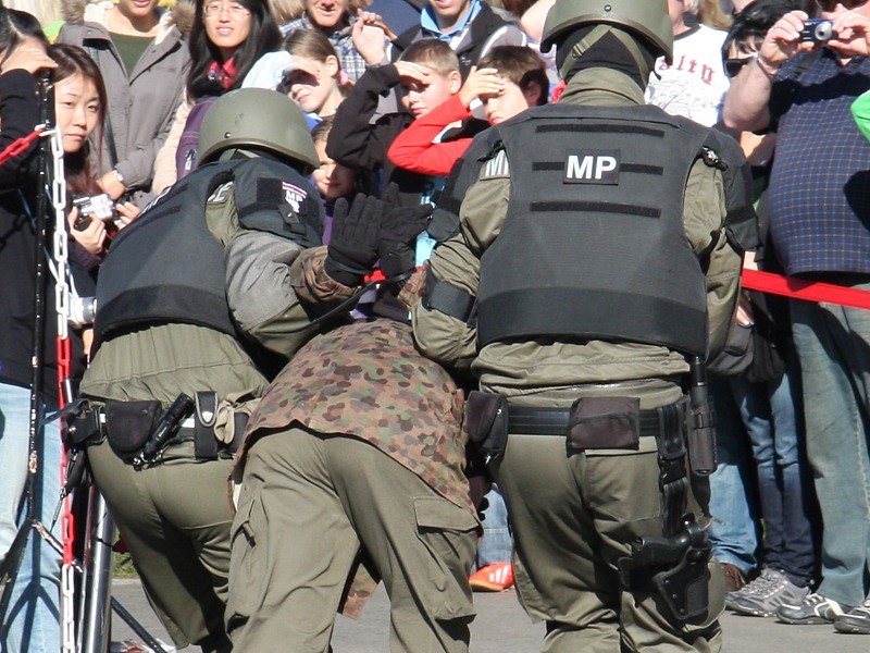 Die Militärpolizei führt die Gefangenen ab © Doppeladler.com
