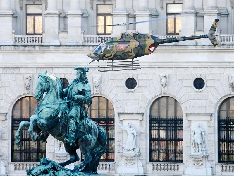 Ein Bell OH-58B Kiowa trifft am Heldenplatz ein © Bundesheer