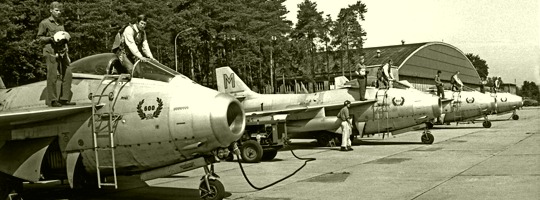 "Fliegende Tonnen" (Saab J-29F) 1972 am Hangarvorfeld von Graz-Thalerhof © luftstreitkraefte.at