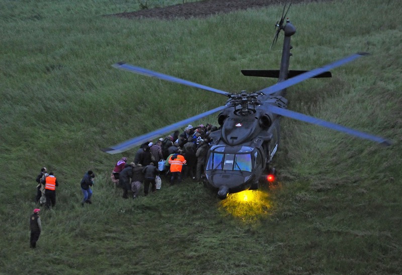 Black Hawk bei Evakuierungen in der Dämmerung © EUFOR Althea