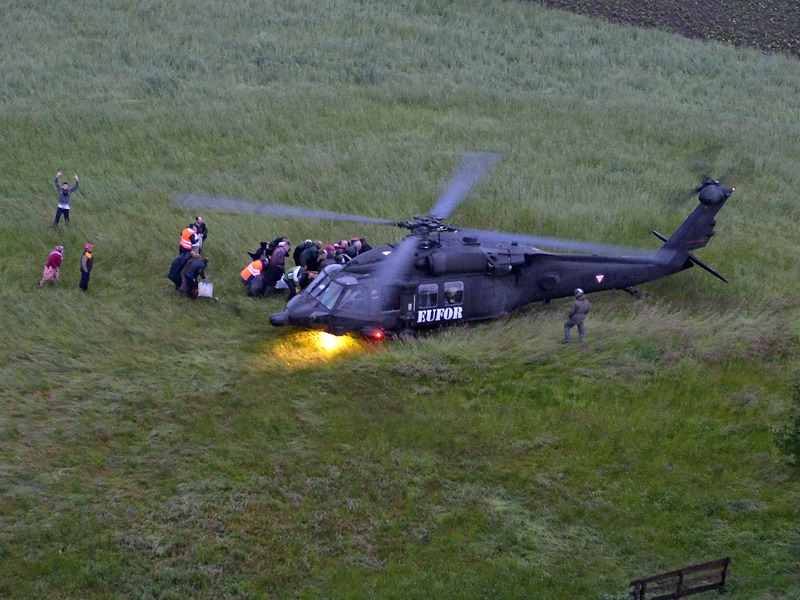Black Hawk bei Evakuierungen in der Dämmerung © EUFOR Althea