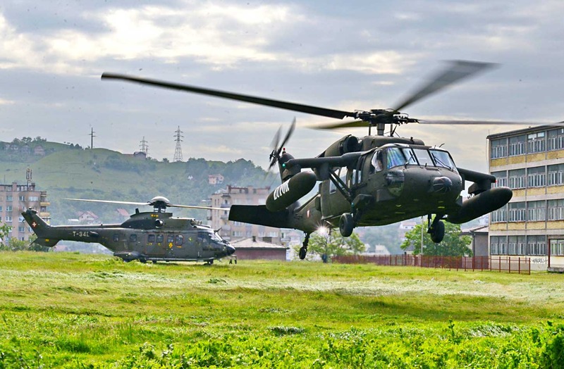 Österreichischer Black Hawk und ein Schweizer Cougar, der von der KFOR "ausgeliehen" wurde © EUFOR Althea