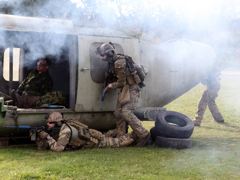 "Black Hawk Down" - Trainiert wurde die Personenbergung nach einem Hubschrauberabsturz © FLVFOT