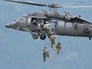 Black Hawk setzt Spezialeinsatzkräfte ab © Doppeladler.com