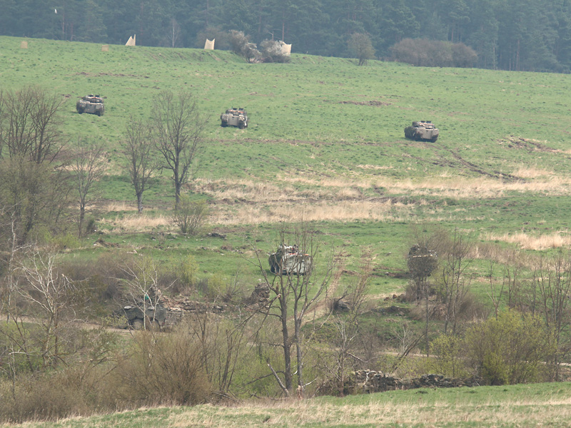 Die Mannschaftstransportpanzer Pandur bleiben in Deckung. Die Schützenpanzer gehen in den Nahkampf über © Doppeladler.com