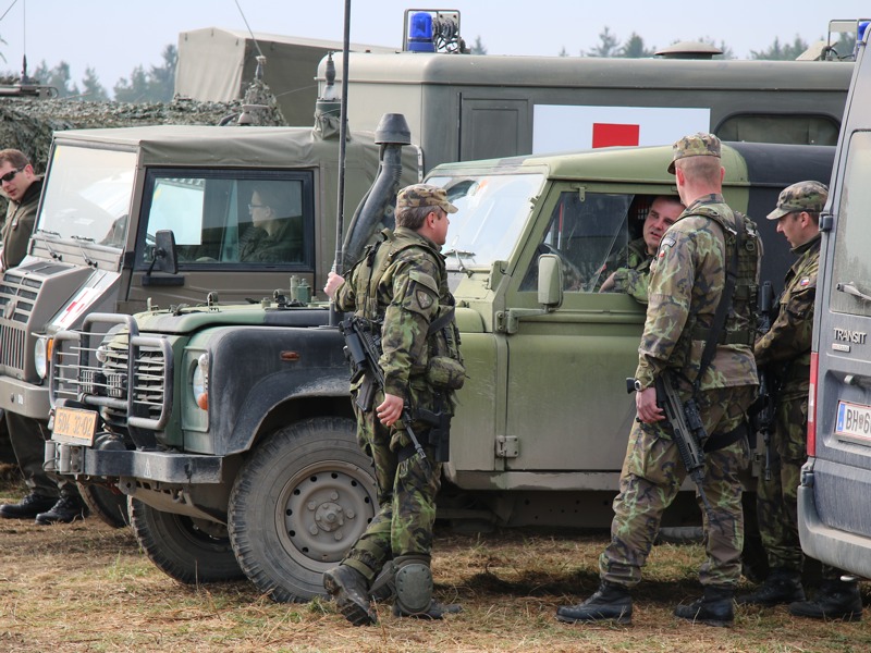 Tschechische Soldaten vor ihrem Defender © Doppeladler.com