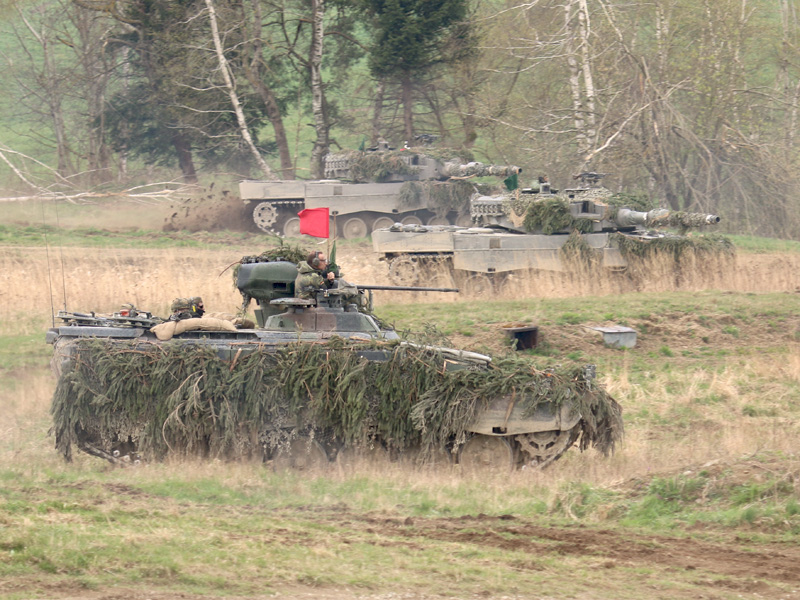 Deutsche Schützenpanzer und heimische Kampfpanzer rücken gemeinsam vor © Doppeladler.com